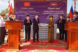 Le Cambodge fait don de 200.000 doses de vaccin anti-Covid-19 au Vietnam