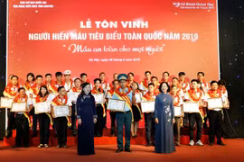 Honorer 100 donneurs de sang exemplaires