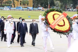 Des dirigeants rendent hommage au Président Hô Chi Minh