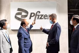 Le président vietnamien Nguyên Xuân Phuc visite la société Pfizer Biopharmaceutical