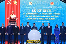 Le président Nguyen Xuan Phuc apprécie le rôle des ouvriers 
