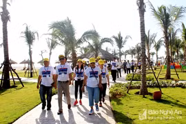 Une délégation de Famtrip du Laos explore le tourisme à Nghê An