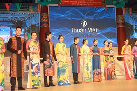 Présentation de costumes traditionnels sud-coréens et vietnamiens à HCM-Ville