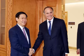 Le vice-PM Vuong Dinh Hue travaille avec les dirigeants de BNP Paribas sur l'actionnarisation