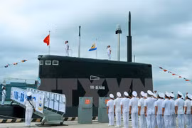Cérémonie de lever des couleurs sur deux nouveaux sous-marins