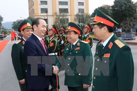 Le président Tran Dai Quang travaille avec les forces armées de la première zone militaire