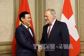 Le vice-Premier ministre Vuong Dinh Hue en visite de travail en Suisse 