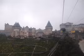 Un village français modèle réduit sur le mont Bà Nà