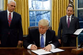 Donald Trump signe l’acte de retrait des États-Unis du TPP