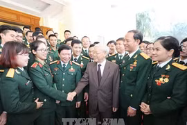 Le chef du Parti rencontre des jeunes militaires exemplaires