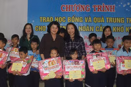 Dang Thi Ngoc Thinh remet des cadeaux de la Mi-automne à Hue