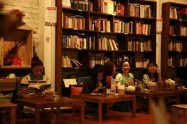 Le café-librairie, un concept en vogue à Hanoï