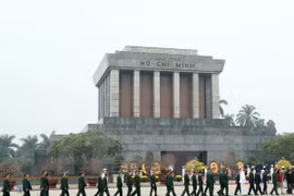 Les hauts dirigeants rendent hommage au Président Hô Chi Minh