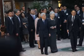 L'empereur japonais et son épouse rencontrent des volontaires de la JICA au Vietnam