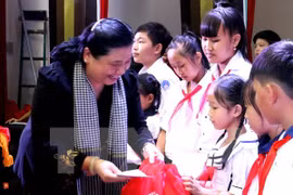 Fête de la mi-automne: remise de cadeaux à des enfants démunis