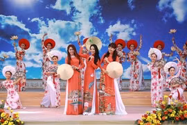 Le charmant áo dài de la femme vietnamienne