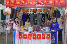 Le Vietnam présente des produits artisanaux et des vêtements traditionnels au Bangladesh