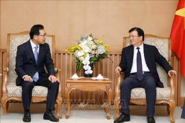 Le vice-PM Trinh Dinh Dung reçoit le nouveau directeur de Samsung Vietnam