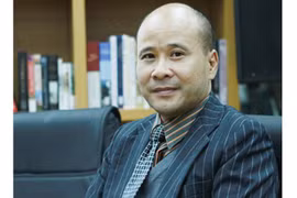 La France décore Ngô Tu Lâp et Trinh Van Minh, deux universitaires vietnamiens 