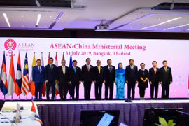 Les chefs de la diplomatie aséaniens et chinois se réunissent à Bangkok