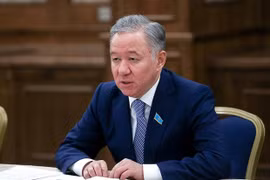 Le président du Majilis du Kazakhstan entame sa visite au Vietnam