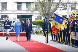 Cérémonie d'accueil officielle du PM Nguyên Xuân Phuc en Roumanie 