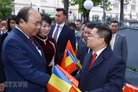 Le PM Nguyên Xuân Phuc rencontre la communauté des Vietnamiens en Roumanie