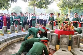 Quang Trị : inhumation des restes de 26 volontaires vietnamiens tombés au Laos ​