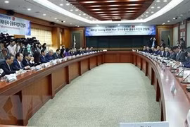 Le vice-PM Vuong Dinh Huê travaille avec des investisseurs sud-coréens