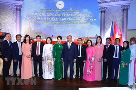 Le PM Nguyên Xuân Phuc salue la communauté vietnamienne en République tchèque