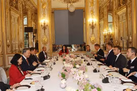 Lors de l'entretien entre le secrétaire général du Parti communiste du Vietnam et président de la République, Tô Lâm et le président français Emmanuel Macron. Photo : VNA