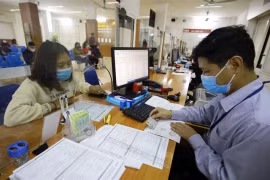 Un travailleur remplit des documents pour demander des allocations de chômage au Centre de services pour l'emploi de Hanoi. (Photo : VNA)