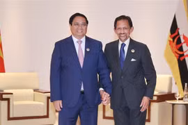 Le Premier ministre vietnamien Pham Minh Chinh (gauche) et le Sultan de Brunei Haji Hassanal Bolkiah. Photo : VNA