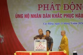 Le Comité du Front de la Patrie du Vietnam de la province de Cao Bang organise une campagne de collecte de fonds pour soutenir les personnes touchées par le typhon Yagi. (Photo : VNA)