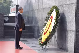 Le Premier ministre chinois Li Qiang et une délégation de haut rang ont déposé le 13 octobre au matin une gerbe en hommage au Président Ho Chi Minh en son mausolée à Hanoï. Photo : VNA