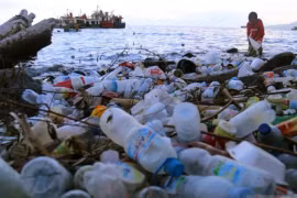 Un garçon ramasse des déchets plastiques éparpillés sur une plage de Ternate, dans la province des Moluques du Nord en Indonésie. (Photo : Antara)