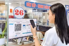 Une femme paie un examen médical via un code QR dans un hôpital de Hanoi. (Photo : nhandan.vn)
