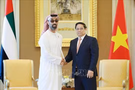 Le Premier ministre Pham Minh Chinh (droite) et le conseiller à la sécurité nationale des Émirats arabes unis (EAU) et vice-gouverneur d'Abou Dhabi, Tahnoun bin Zayed Al Nahyan. Photo : VNA