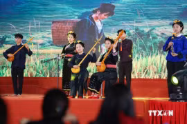 Le chant then, un genre musical distinctif des ethnies Tày, Nùng et Thai des provinces du Nord-Ouest, a un rôle important dans la vie de ces dernières. Photo : VNA