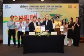 Des représentants de l'Autorité nationale du tourisme du Vietnam (VNAT) et de la marque MAGGI annoncent leur coopération. (Photo avec l'aimable autorisation de Nestlé Vietnam)