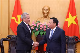 Le membre du Bureau politique et président de l'Académie nationale des sciences politiques Ho Chi Minh Nguyen Xuan Thang (droite) et l'ambassadeur de Biélorussie au Vietnam, Uladzimir Baravikou. Photo : VNA