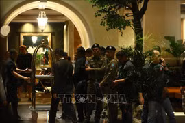 La police thaïlandaise a été déployée à l'hôtel Grand Hyatt Erawan à Bangkok, où des citoyens vietnamiens ont été retrouvés morts. Photo: Xinhua/VNA