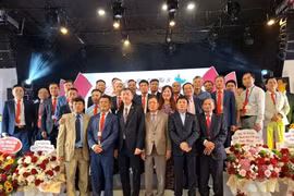 Le nouveau Comité exécutif de l'Association des compatriotes de Thanh Hoa en République tchèque composé de 35 membres. Photo: VNA