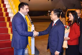 Le président de l'Assemblée nationale de la République d'Arménie, Alen Simonyan (gauche) est arrivé à Hanoï. Photo: VNA