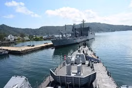 Les navires de la marine indienne Delhi et Shakti arrivent à Kota Kinabalu en Malaisie. Photo: marine indienne