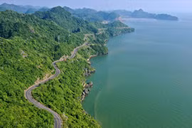 Explorez la route traversant l'île de Cat Ba
