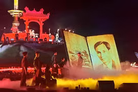 Un numéro artistique interprété lors du programme "L'épopée éternelle" à Quang Tri. Photo: VNA