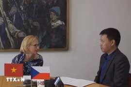 La présidente du Parti communiste de Bohême et Moravie (KSCM) de la République tchèque, Katerina Konecna lors d'une interview accordée à la VNA. Photo: VNA