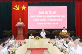 Le SG du Parti To Lam travaille avec la Permanence du Comité du Parti de la province de Ninh Thuan. Photo: VNA