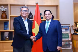 Le Premier ministre vietnamien Pham Minh Chinh (droite) et le président Rajesh Kumar Singh de la Société nationale indienne de développement du corridor industriel (NICDC). Photo: VNA
